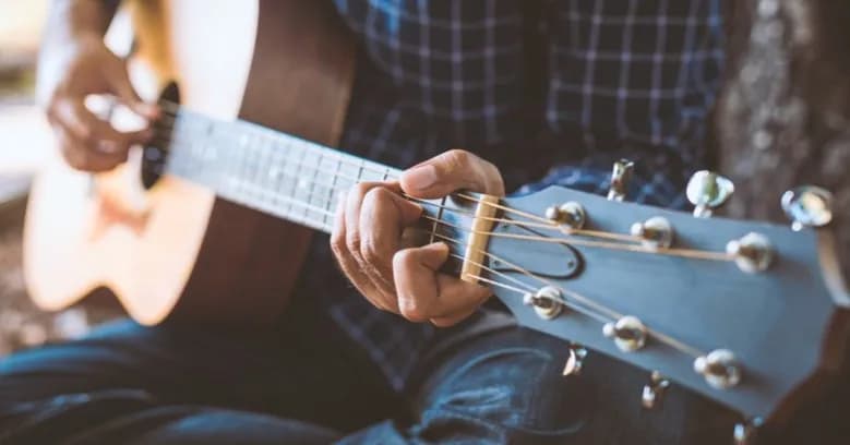 Ile naprawdę zarabia nauczyciel gry na gitarze? Zaskakujące stawki!