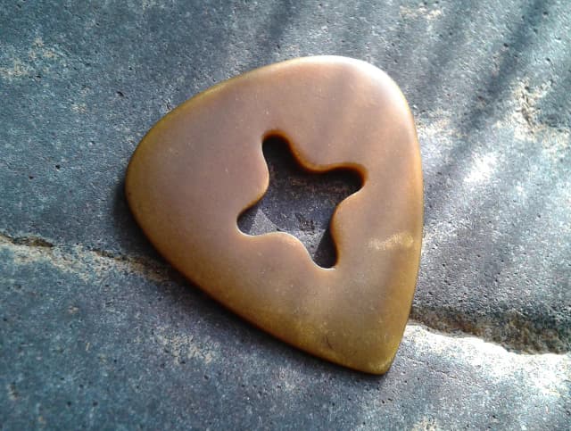 Jak zrobić kostkę do gry na gitarze - łatwe metody DIY krok po kroku